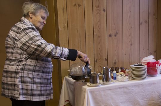 Eira Poikonen 55. kerran kahvia kaatamassa. Kuva Antero Ohranen