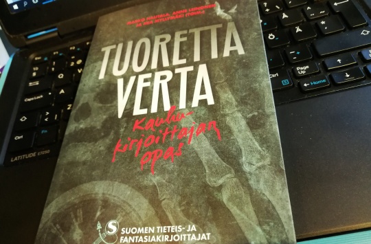 Kurssin pitäjä Anne Leinonen on yksi kauhukirjoittajan oppaan "Tuoretta verta" toimittajista,