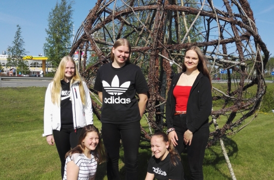 Matkaan lähdettiin kotikylän lentopallo monumentilta