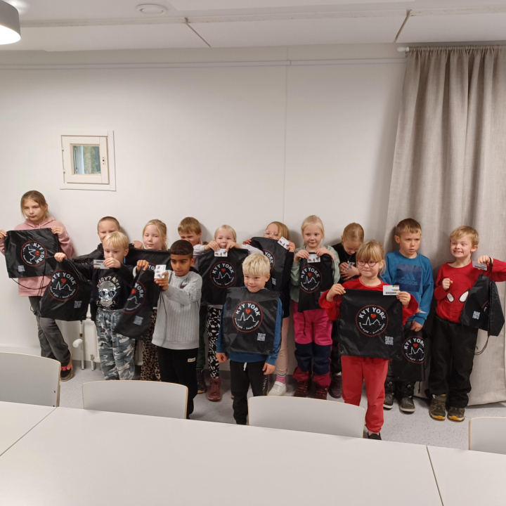 1. luokka ja kirjastokortit.