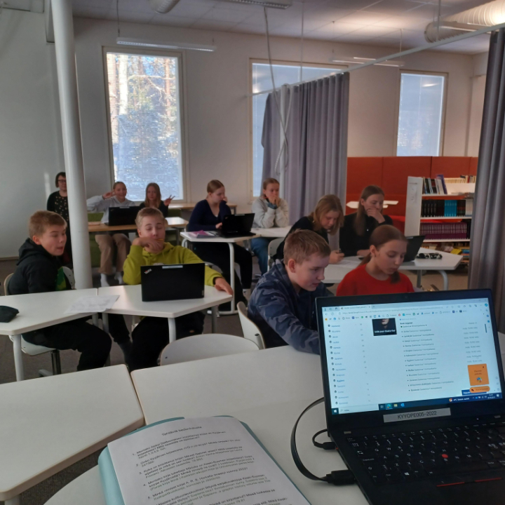 Kirjastonkäytön opetus.