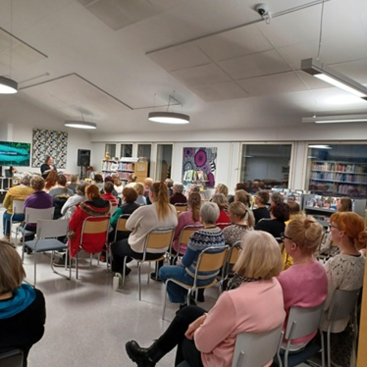 Yleisöä kuuntelemassa Niina Laitista.