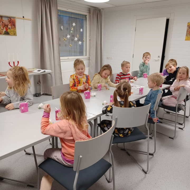 Päiväkotilaiset kirjastossa.