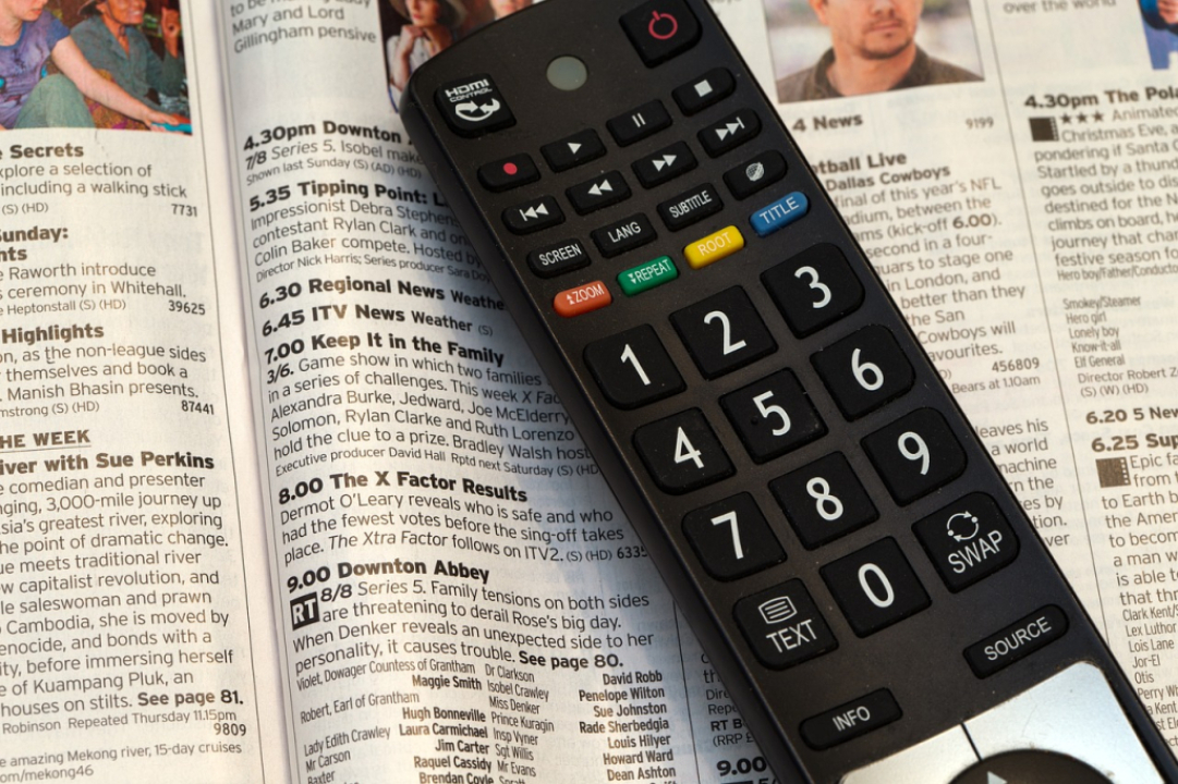 Television kaukosäädin lehden päällä.