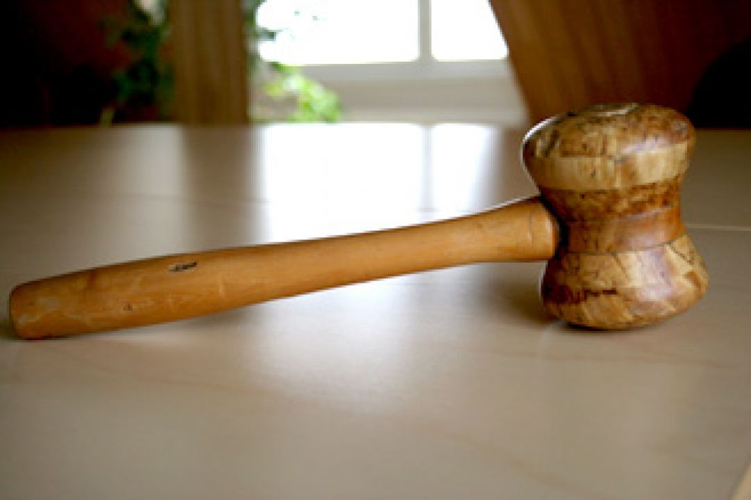 Puheenjohtajan nuija pöydällä.