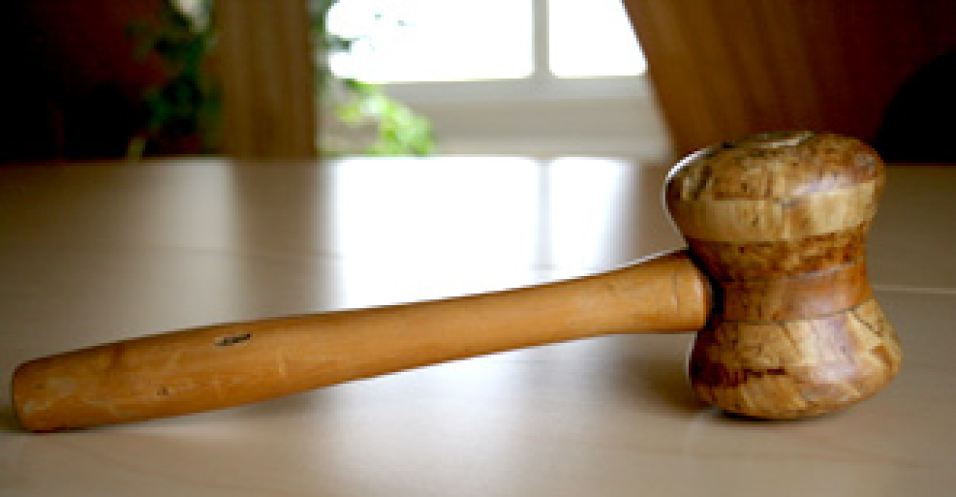 Puinen kokousnuija pöydällä.