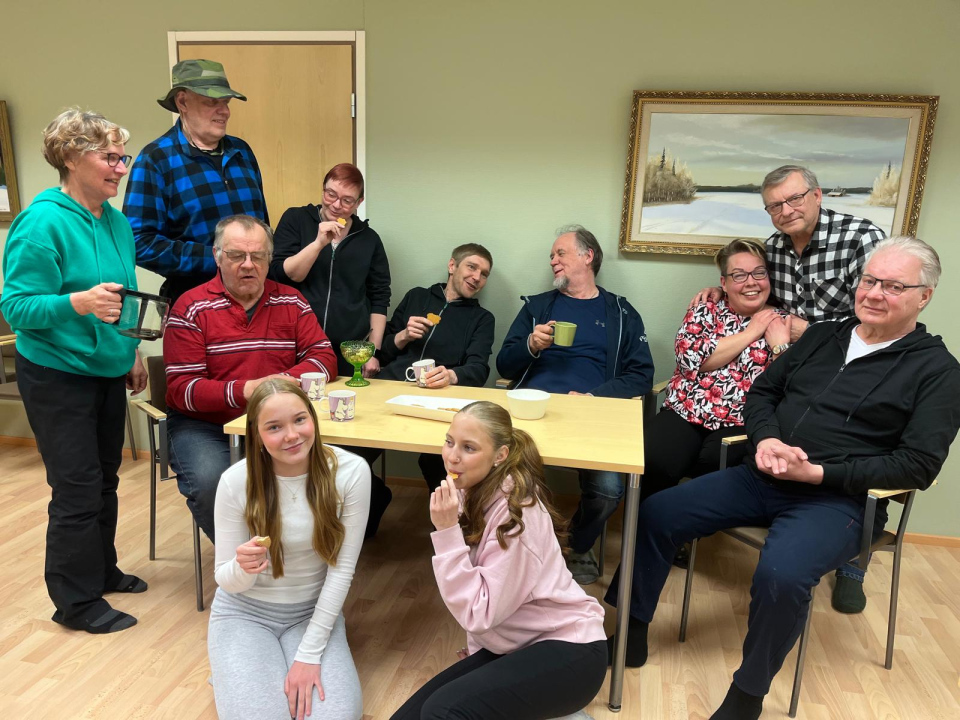 näyttelijät ja ohjaaja Raimo Suuronen  ( kuvassa istumassa oikealla)