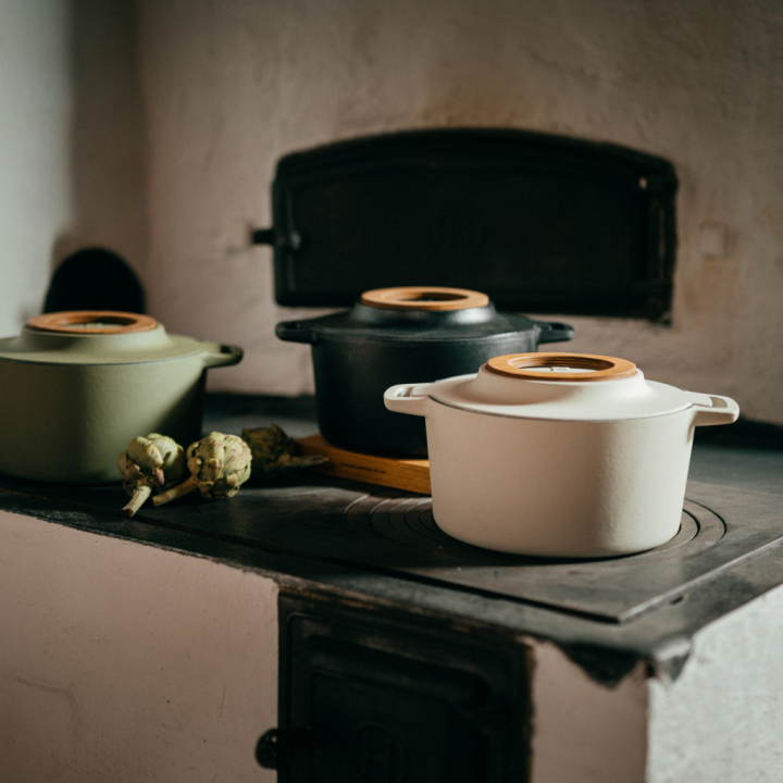 Norden 4 L valurautapadat kolmessa eri värissä