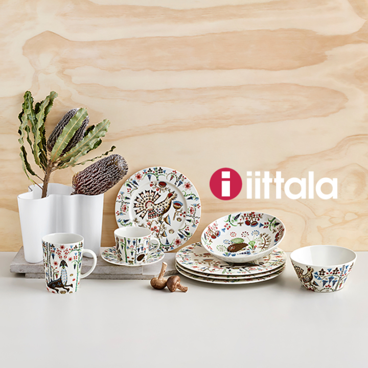 Taika Siimes sarjan tuotteiden esillepano.