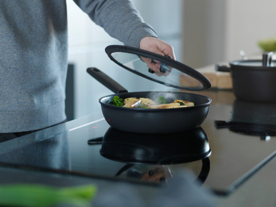 Kovanaama paistokasari liedellä.