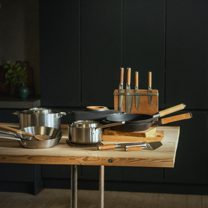 Fiskarsin kattiloita ja veitsiä kattaus kuvasssa