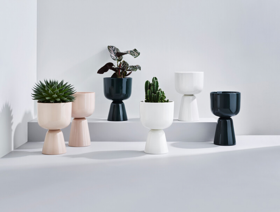 Nappula ruukkuja eri värisiä ja kokoisia