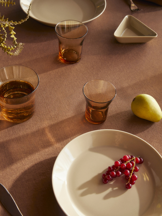 Aalto juomalasit sekä Teema pellava tuotteita.