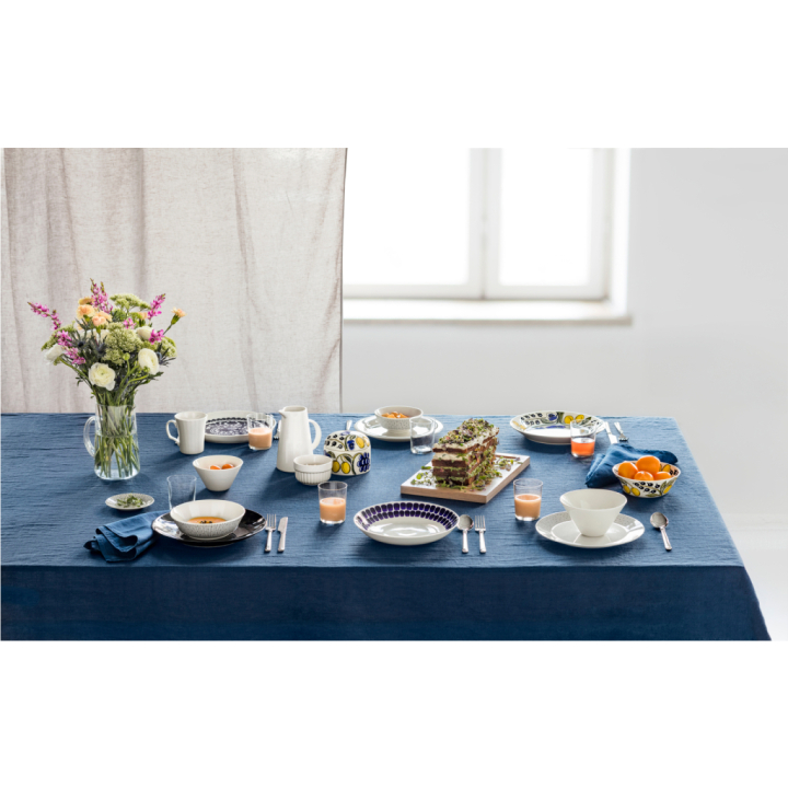 Kattaus, jossa Arabian sarjan tuotteita