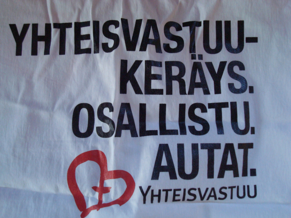 Keräysliivissä lukee: Yhteisvastuukeräys. Osallistu. Autat.