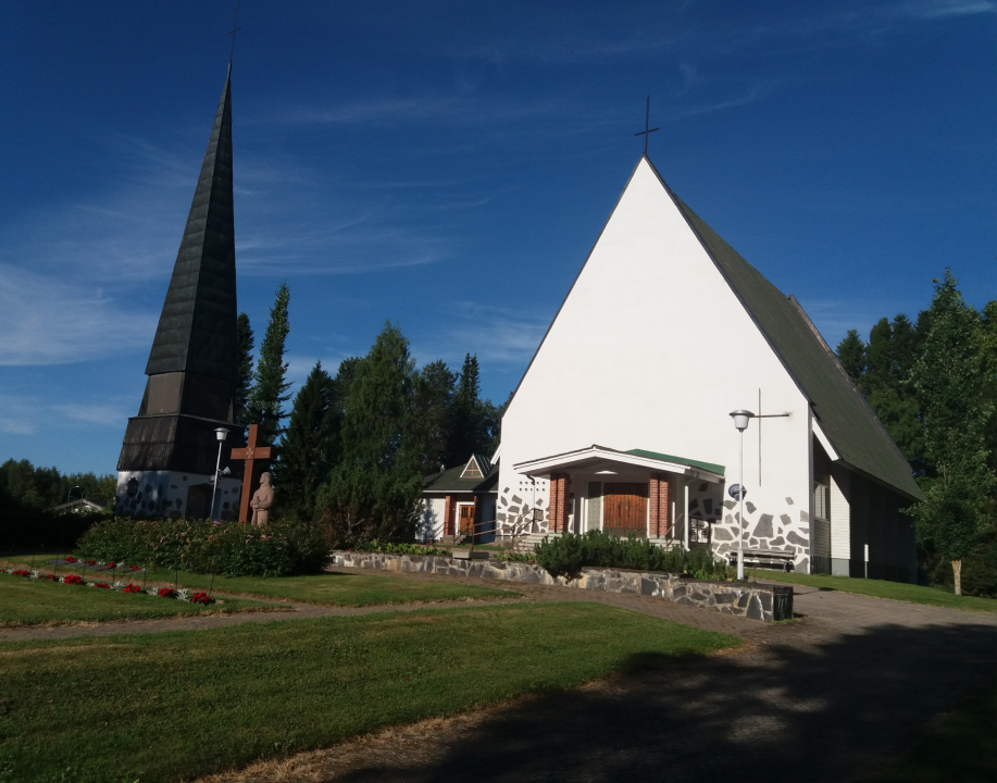 Kyyjärven kirkko kesällä pilvettömän sinisen taivaan alla.