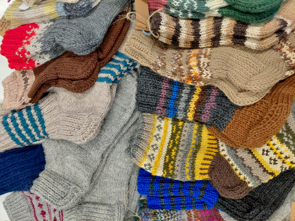 Paljon värikkäitä villasukkia limittäin ja lomittain!