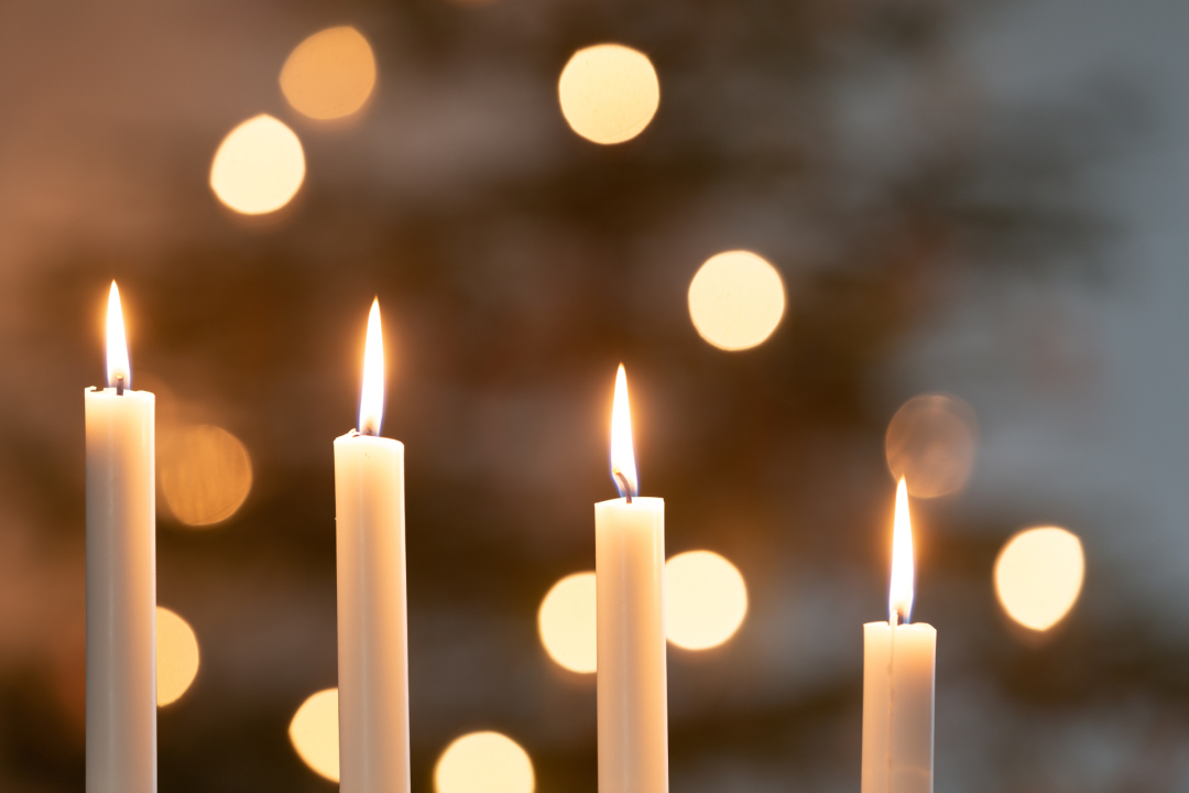 Neljä adventtikynttilän liekkiä