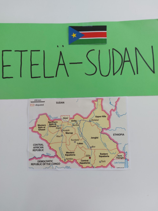 Kuvassa lukee isoilla kirjaimilla Etelä-Sudan. Ylälaidassa on pieni lipun kuva ja tekstin alla on Etelä-Sudanin kartta.