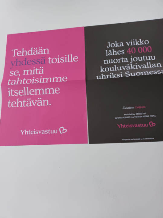 Tämän vuotiset Yhteisvastuu-julisteet. Pinkissä julisteessa lukee: Tehdään yhdessä toisille se, mitä toivoisimme itsellemme tehtävän. ja mustassa julisteessa . Joka viikko lähes 40 000 nuorta joutuu kouluväkivallan uhriksi Suomessa.