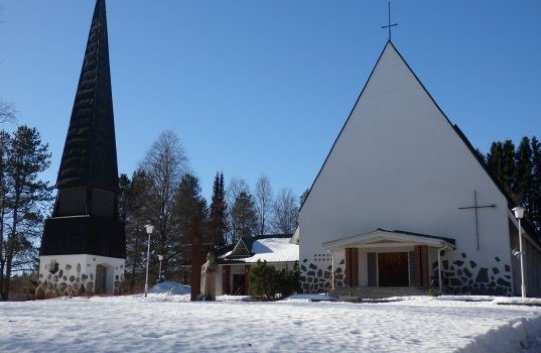 Kuvassa Kyyjärven kirkko talven keskellä. Taivas on sininen ja lunta maassa.