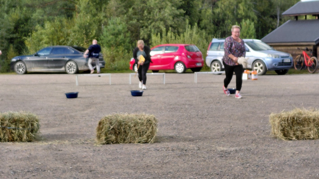 Jounin keppari lähti heti alussa väärään suuntaan, Jenni ja Kati saivat hevosensa ratsastamaan oikeaan suuntaan.