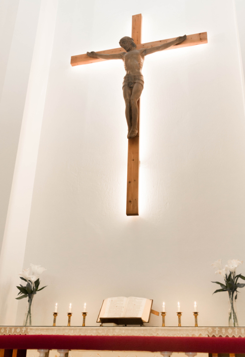 Kyyjärven kirkon krusifiksi ja alttarilla kuusi kynttilää.