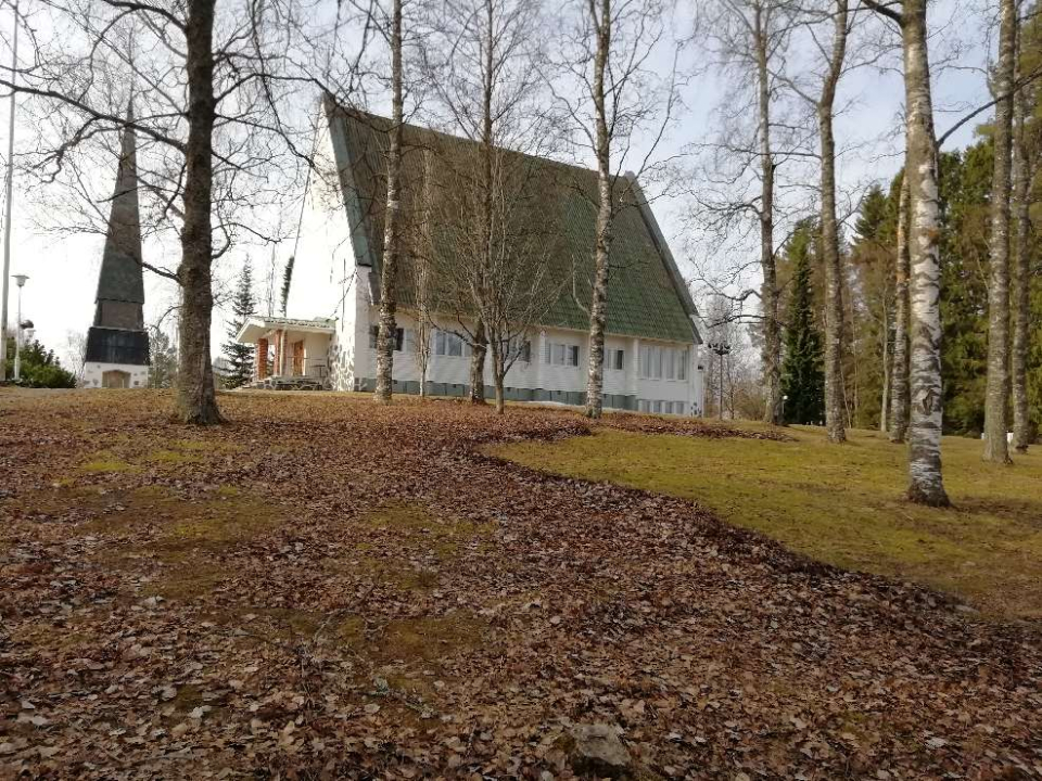 Kyyjärven kirkko syksyllä, kun lehdet ovat lähteneet.