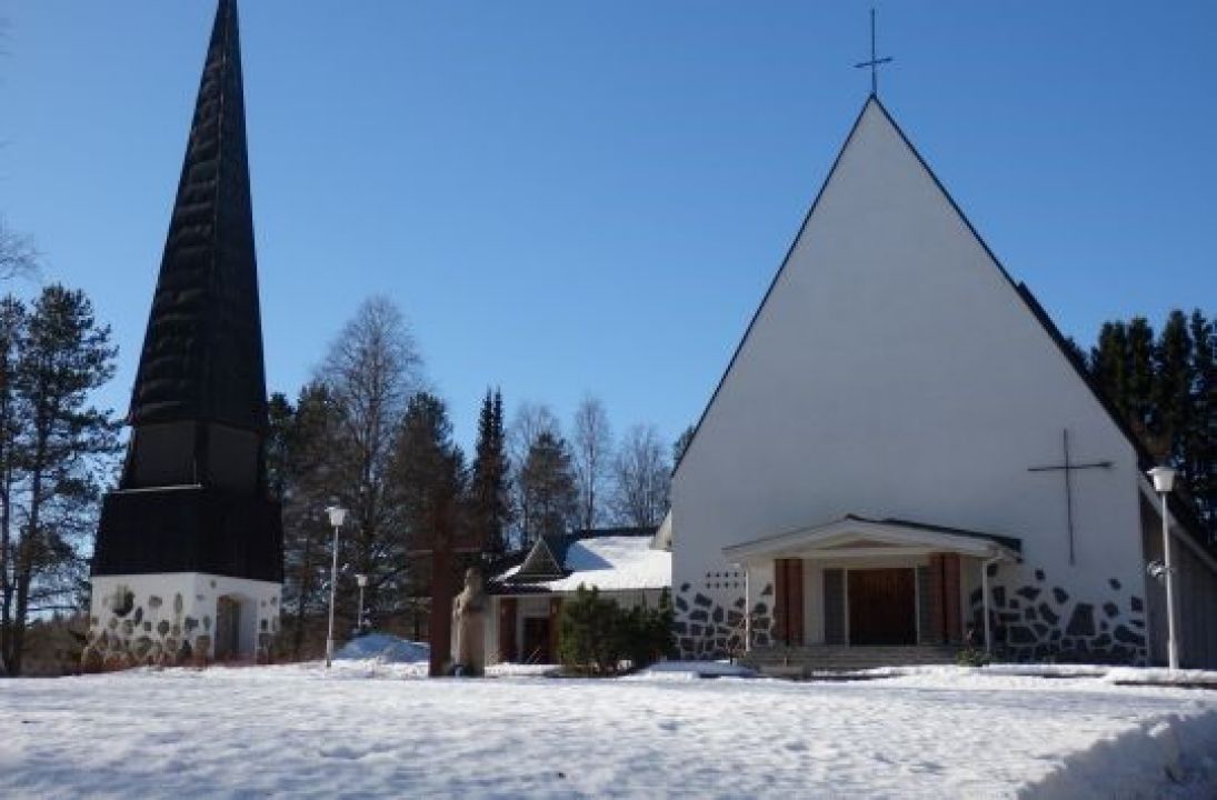 Kuvassa Kyyjärven kirkko talvisen maiseman keskellä.