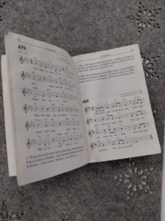 Kuvassa avoin Siionin kannel- laulukirja