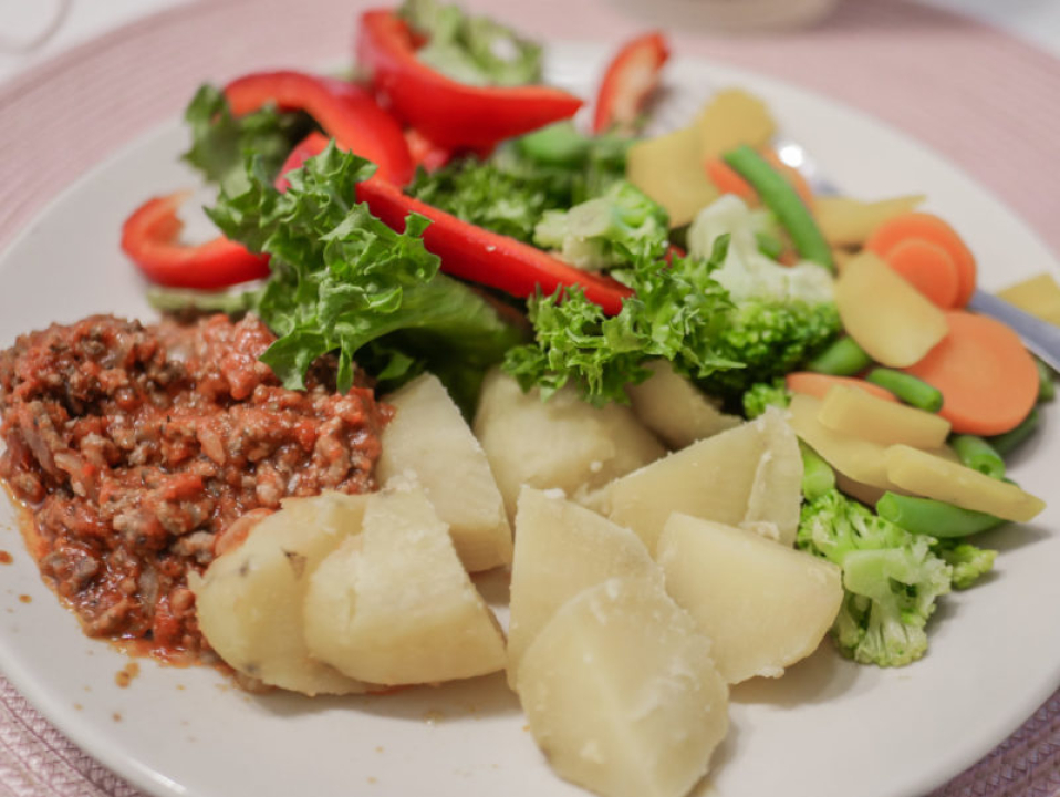 Ruokailu IsoKirja opiston hyväksi su 7.5 klo 11 alkavan tilaisuuden jälkeen