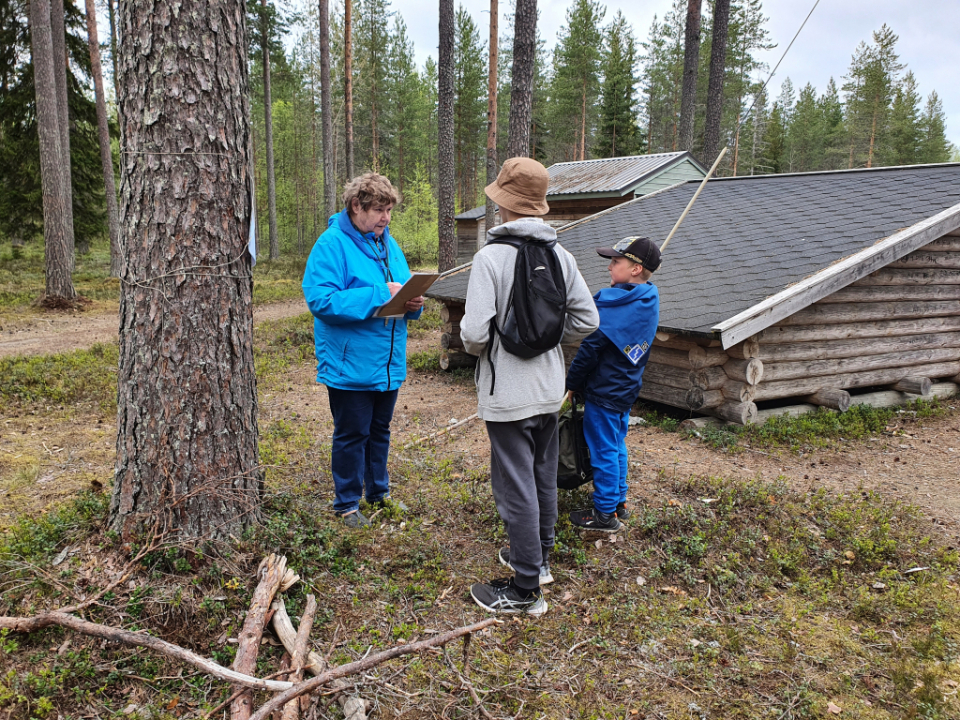 Ensimmäisellä rastilla sai kananmunia.