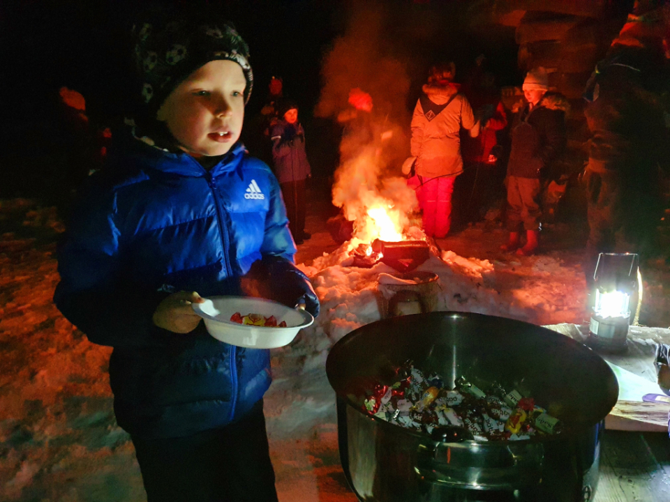 Poika jonottaa lautanen kädessä karkkipuuroa.