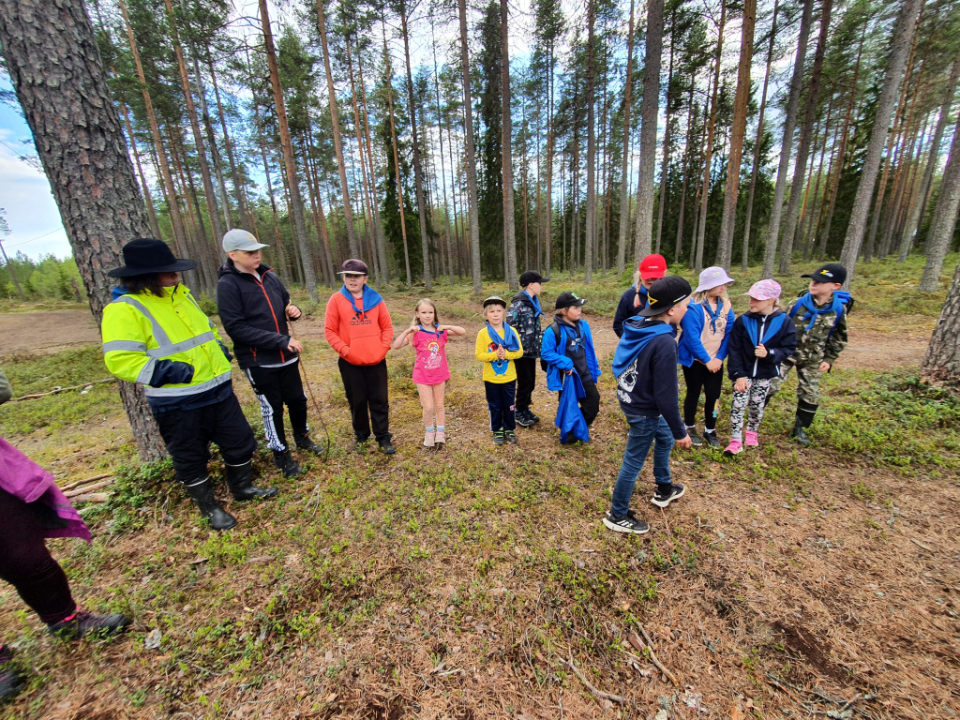 Lapset rivissä.