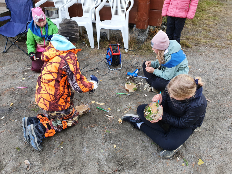 Lapset askartelevat