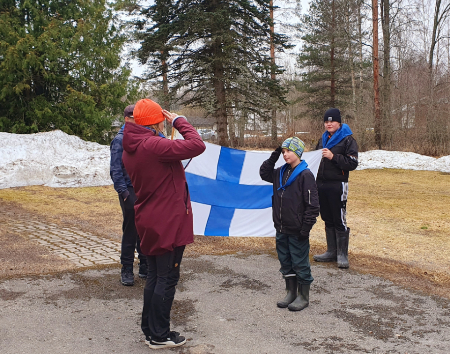 Lupauksenanto. Kuvassa Suomen lippu, lupauksen vastaanottaja ja -antaja