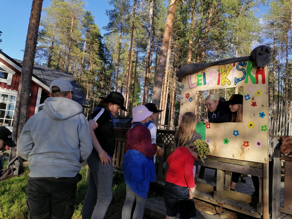 Lapset jonottavat leirikioskille.