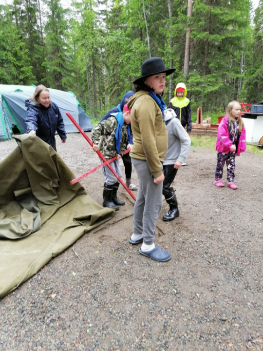 Lapset purkavat telttaa.