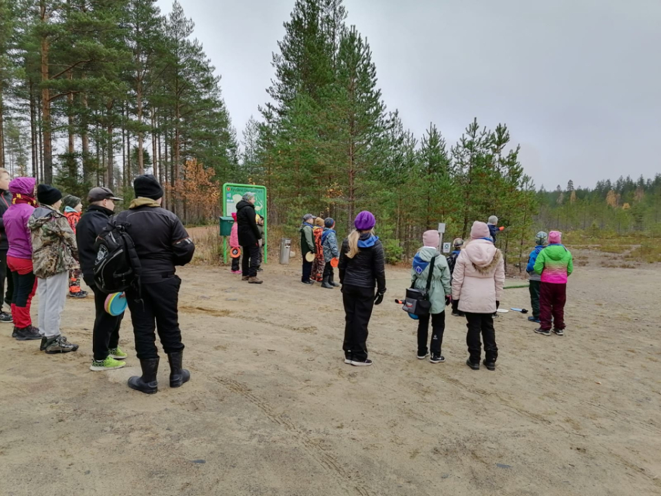 Lapset kerääntyneenä Antin ympärille