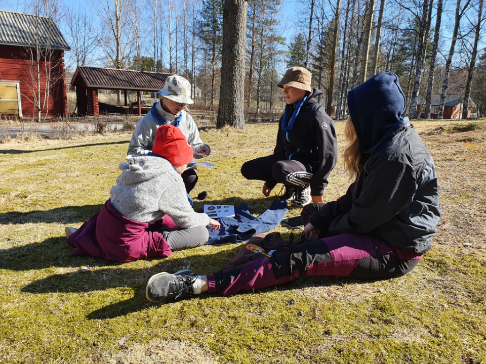 Merkkejä kiinnitetään partiopaitaan