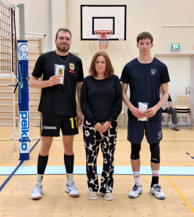 Ottelun palkitut KyKy-Betset: David Jannesson, AC Oulu Volley: Kaapo Vanhatupa. Palkinnot jakoi KyKyn hallituksen jäsen Reetta Paananen.