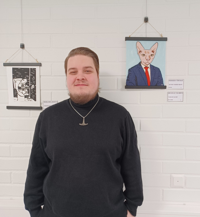 Joni Pohjoiskangas näyttelynsä avajaisissa.