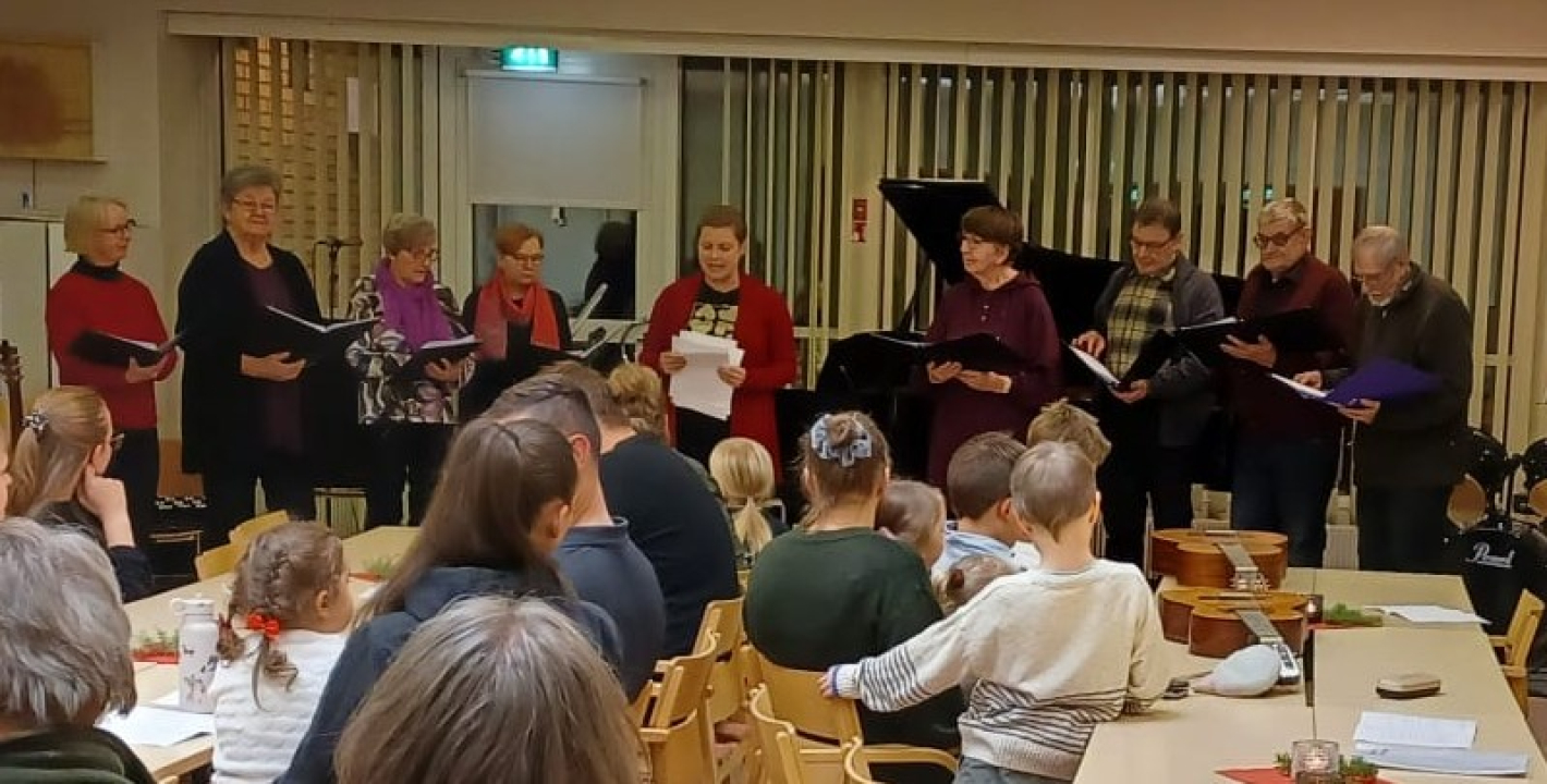 Tähkät-kuoro & Johanna Valkeinen.