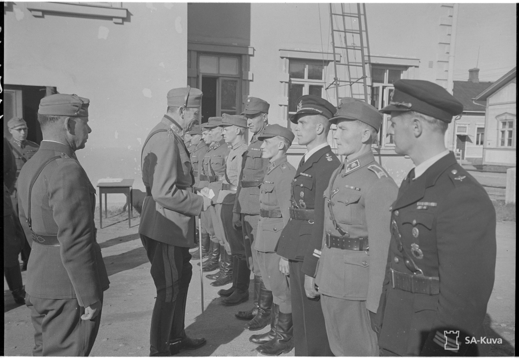 SA-kuva: Mannerheim Suorannan edessä.