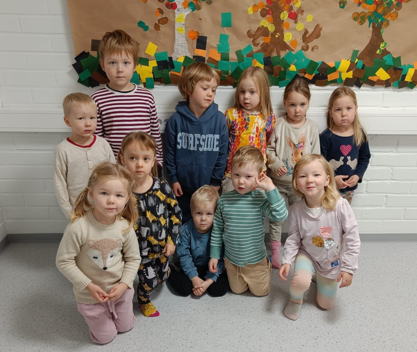 Tenavat näyttelyn avajaisissa.