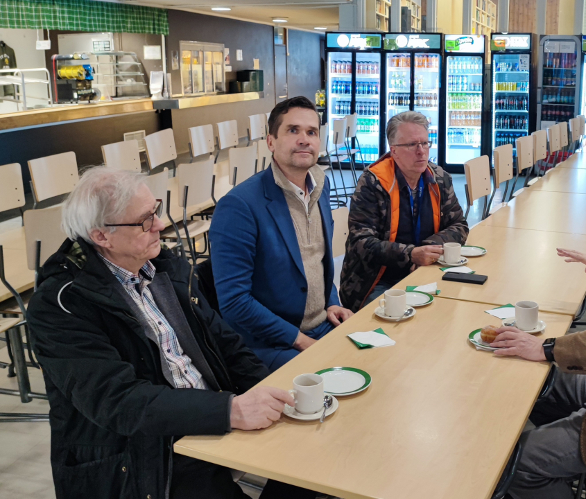 Sodankylän sotilaskodissa lokakuussa 2023 (Kuvassa Veikko Erkkilä, Mika Aaltola ja Raimo Salo) 