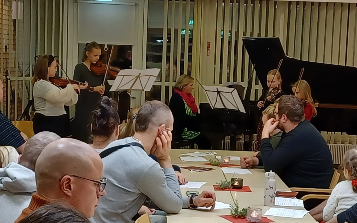 Viulunsoittajia & Johanna Nummela.