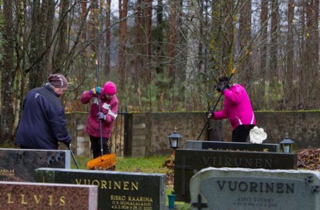 Haravointia hautausmaalla.