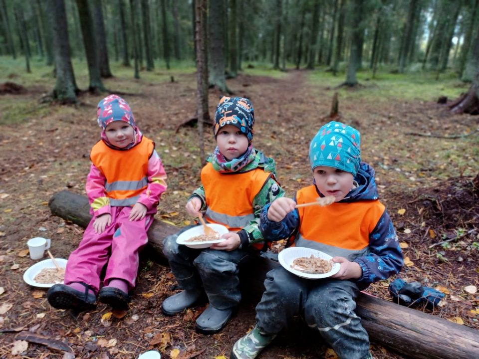 Metsässä ruoka maistuu kummasti aina paremmin!