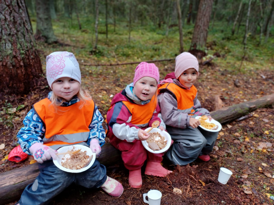 Telttojen kasaamisen jälkeen lähdimme metsään lounaalle.